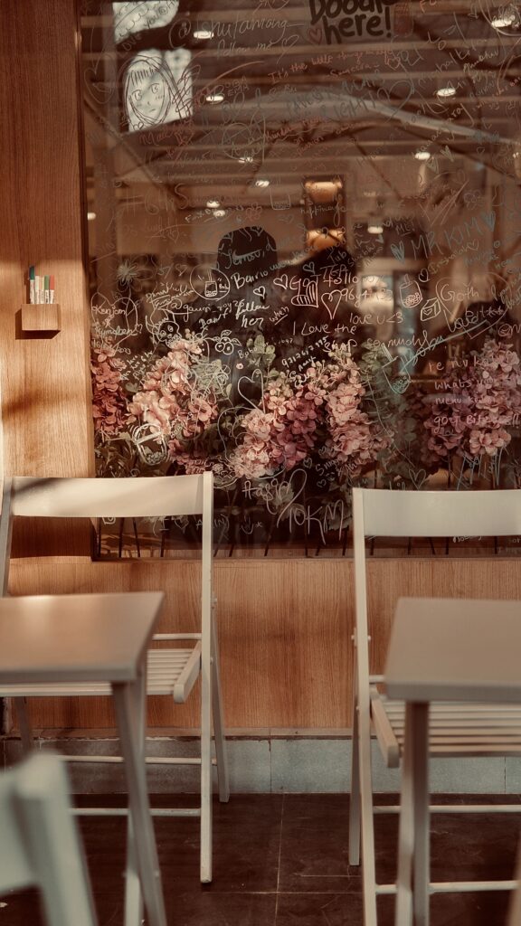 プリザーブドフラワーが装飾されたカフェの壁